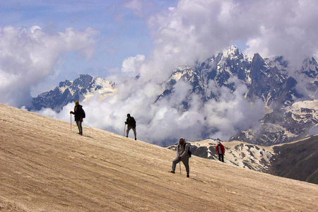 Trekkers climbing the snowy mountain. Himachal Pradeshのeditorial素材