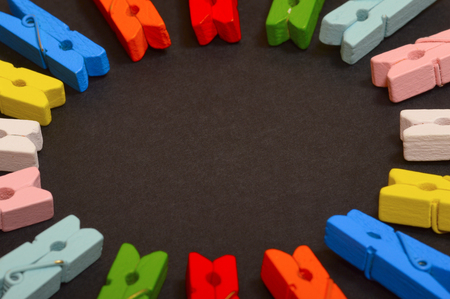 Close-up circle of colorful clothespinsの写真素材