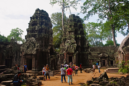 Temples in Ta Prohm, Angkor, Cambodia. Jungle temple with massive trees growing out of its walls. Tomb Raider shot here. 1186 CEのeditorial素材