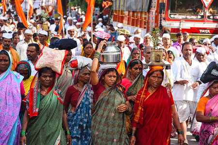 PUNE, MAHARASHTRA, INDIA, Julne 2017, Pilgrims or warkari with saffron flags during Pandarpur yatraのeditorial素材