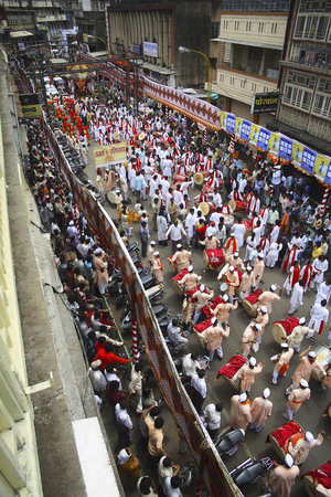 PUNE, INDIA, August 2006, People at Ganesh festival procession during Ganesh Festivalのeditorial素材