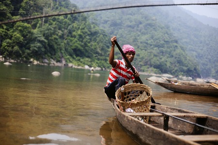 MEGHALAYA, INDIA, September 2018, Boatman rows his boat at Umngot River, Dawkiのeditorial素材