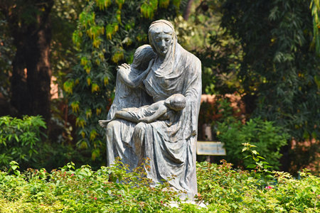 5 Nov  2021, Byculla,  Mumbai, Maharashtra, India. Queen Victoria statue at Veermata Jijabai Bhosale Udyan, Byculla Zooのeditorial素材