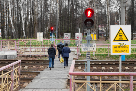 People are moving around the railway station Ashukinskaya. Moscow regionのeditorial素材