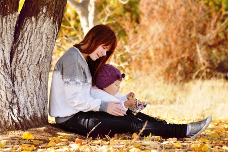 two sisters playing in fall parkの写真素材