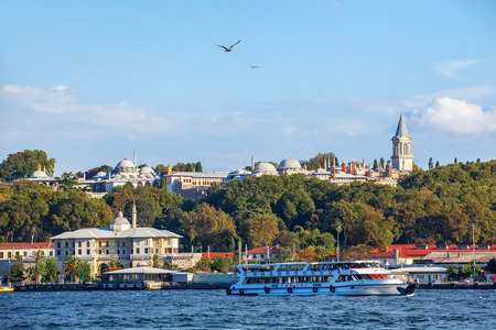 a sightseeing boat transits the landmark SepetÃ§iler Palace in Sarayburnu. Topkapi Palace on the back side Istanbul, Turkeyのeditorial素材