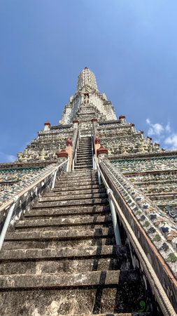 Wat Arun in Bangkok, Thailand. Wat Arun is a Buddhist temple in Bangkok, Thailand â Iconic Riverside Buddhist Temple with Ornate Architectureの写真素材