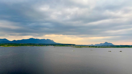 Scenic View of Klong Sung Dam in Nakhon Si Thammarat, Thailand â Tranquil Reservoir and Mountain Landscapeの写真素材