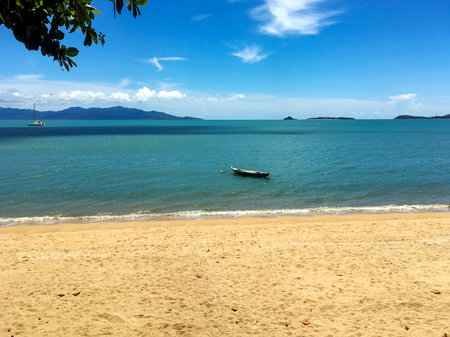 Sunny Day at Bophut Beach, Koh Samui â Serene Tropical Shoreline in Thailandの写真素材