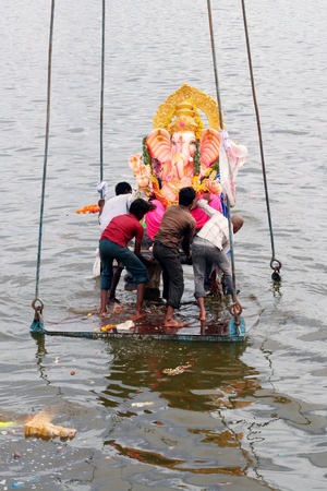 Hyderabad,AP,India-September 4,2011-Hindus immesing the Ganesh Idol  in lake during vinayaka chathurthi.のeditorial素材