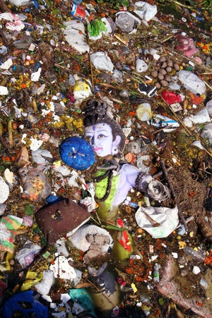 Hyderabad,AP,India-September 12th,2011-Water pollution on the event of Ganesh Immersion doring ganesh chathurthi. のeditorial素材