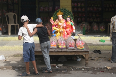 Hyderabad,Ap,India- September 02,2012:Children looking at Ganesh idols kept for sale during hindu festival ganesh chathurthi .Thousands of idols are made every year.のeditorial素材