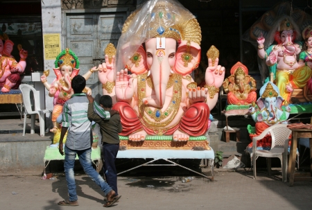 Hyderabad,Ap,India- September 02,2012:Children looking at Ganesh idols kept for sale during hindu festival ganesh chathurthi .Tho usands of idols are made every year.のeditorial素材