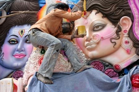 Hyderabad,Ap,India- September 09,2012-Artists making the ganesha idol for hindu festival ganesha chathurthi.Thousands of Idols in different sizes are made every year.のeditorial素材