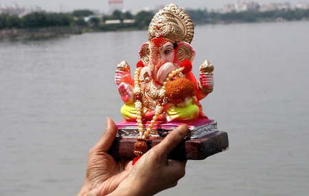  Hyderabad,Ap,India-September 15,2013-Hindu devotee bring Lord Ganesha idol for the traditional immersion in Hussain sagar during Hindu festival ganesh chathurthi のeditorial素材
