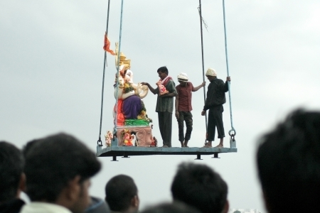 Hyderabad,Ap,India- September 15 People use crane to lift Lord Ganesha idol for the traditional immersion during Hindu festival ganesh chathurthi  のeditorial素材
