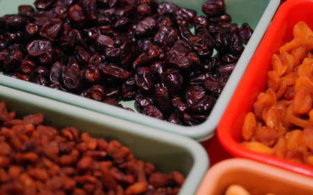 Close-up view of Indian dry fruits dates in the marketの写真素材