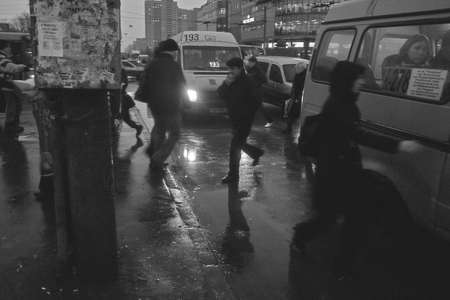 People running to bus. Black and whiteのeditorial素材