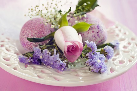 Pink Easter eggs and flowers on a plateの写真素材