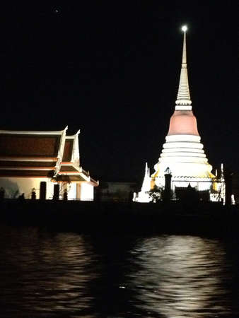 Take a boat pass the templeの素材