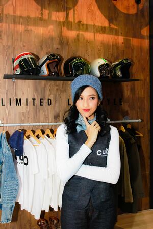 BANGKOK, THAILAND - APRIL 09, 2017: Unidentified female presenter pose in the 38th Bangkok International Motor Show on April 09, 2017 in Bangkok, Thailand.のeditorial素材