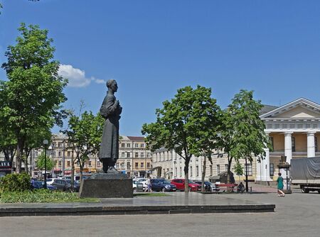 Kiev, Ukraine - may 09, 2018. Monument to Grigory Skovoroda and old building of the contract house on Kontraktova Square in Kiev.のeditorial素材