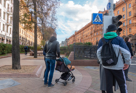 Pedestrians at a traffic light on Lenin Street on an autumn day in Minskのeditorial素材