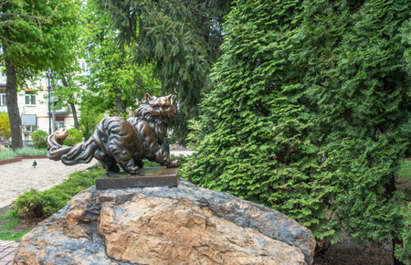 Sculpture of a cat in Zolotovorotsky Park in Kiev in the springのeditorial素材