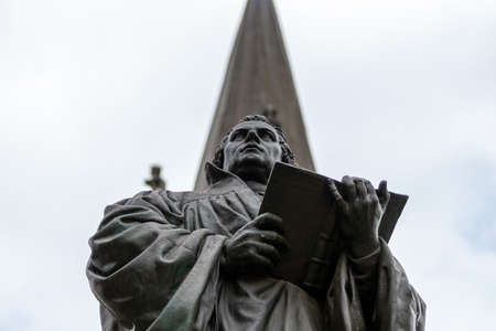 Luther monument in front of the Kaufmannskirche in Erfurt, Thuringiaのeditorial素材
