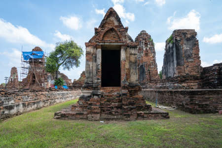 Old tourist attraction in Ayutthaya, the accommodation has a door inside, similar to a house.の写真素材