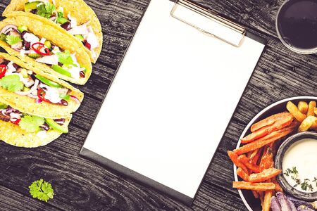 Blank fast food menu on a restaurant tableの写真素材