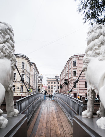 Saint-Petersburg, Russia, 28 August 2020: Bystanders stand on the Lion Bridge over the Griboyedov Canal. It is an outstanding monument of bridge-building architecture of the first quarter of the 19th century.のeditorial素材