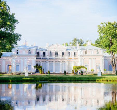 Nice view of the Chinese Palace and its reflection in the pond.のeditorial素材