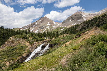 Beautiful Twin waterfalls with mountains in the backdropの写真素材