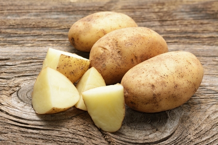 potato on wooden tableの写真素材