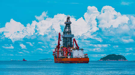 Oil exploration platform (offshore) anchored in Guanabara Bay, Rio de Janeiro, Brazil. This area is part of the Santos Basin, which is the largest producer of oil and natural gas in the country.のeditorial素材