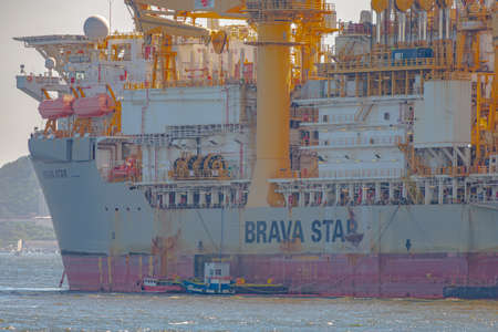 Oil exploration platform (offshore) anchored in Guanabara Bay, Rio de Janeiro, Brazil. This area is part of the Santos Basin, which is the largest producer of oil and natural gas in the country.のeditorial素材