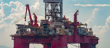 Oil exploration platform (offshore) anchored in Guanabara Bay, Rio de Janeiro, Brazil. This area is part of the Santos Basin, which is the largest producer of oil and natural gas in the country.のeditorial素材