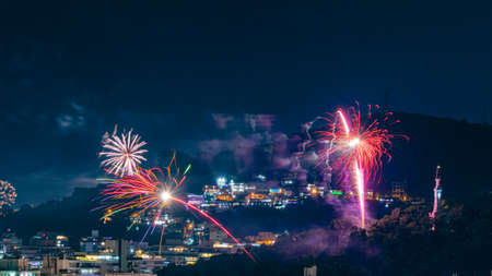 Night images with New Year's (New Year's Eve) fireworks exploding in the sky. Event held for the 2022 arrival in NiterÃ³i, Rio de Janeiro, Brazil.のeditorial素材
