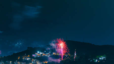 Night images with New Year's (New Year's Eve) fireworks exploding in the sky. Event held for the 2022 arrival in NiterÃ³i, Rio de Janeiro, Brazil.のeditorial素材