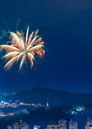 Night images with New Year's (New Year's Eve) fireworks exploding in the sky. Event held for the 2022 arrival in NiterÃ³i, Rio de Janeiro, Brazil.のeditorial素材