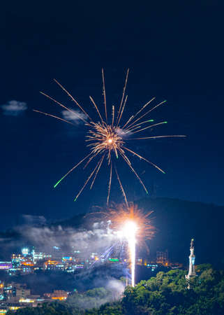 Night images with New Year's (New Year's Eve) fireworks exploding in the sky. Event held for the 2022 arrival in NiterÃ³i, Rio de Janeiro, Brazil.のeditorial素材