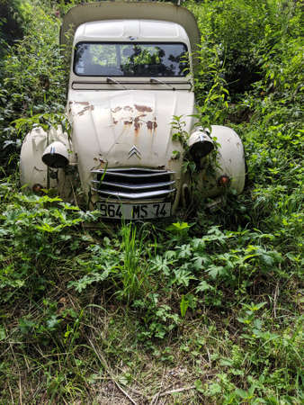 Les Contamines-Montjoie, France - July 29 2019: An old, beige, rusty citroen 2cv truck, abandoned in the Alpine woods.のeditorial素材