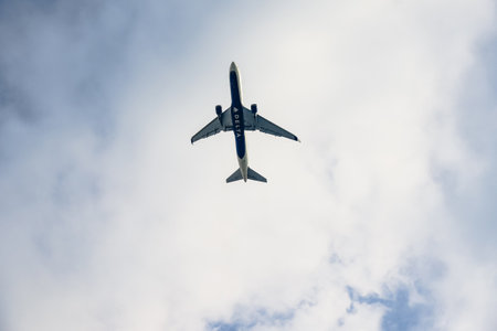 New York - USA - November 12 2023: Airplane from Delta airlines flying in the sky and heading into the JFK airport in Queens, NYのeditorial素材