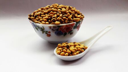 black eyed peas in bowl isolated on white backgroundの写真素材