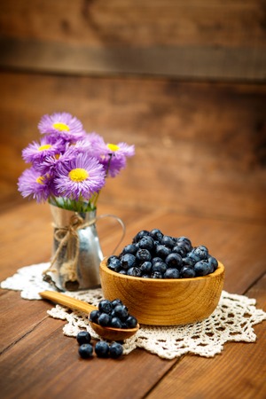 Studio shot of fresh natural blueberries on wooden backgroundの写真素材