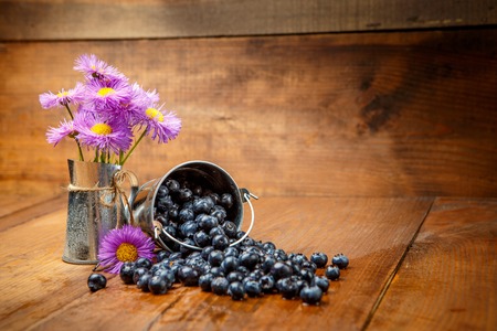Studio shot of fresh natural blueberries on wooden backgroundの写真素材
