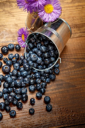 Studio shot of fresh natural blueberries on wooden backgroundの写真素材