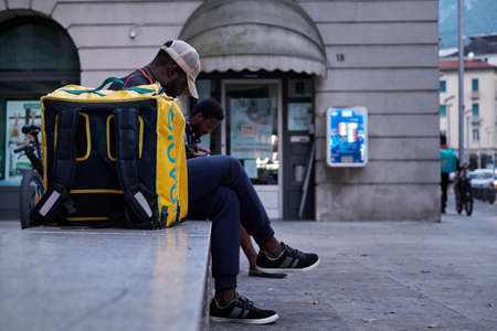 LECCO CITY - ITALY - 29 July 2021: Glovo raiders break between deliveriesのeditorial素材
