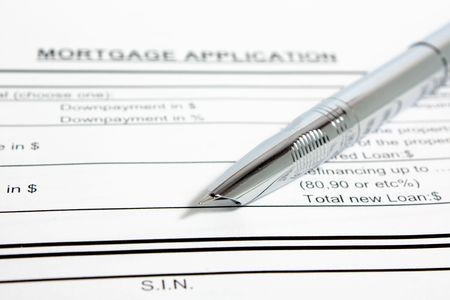 blank mortgage application and metal fountain penの写真素材